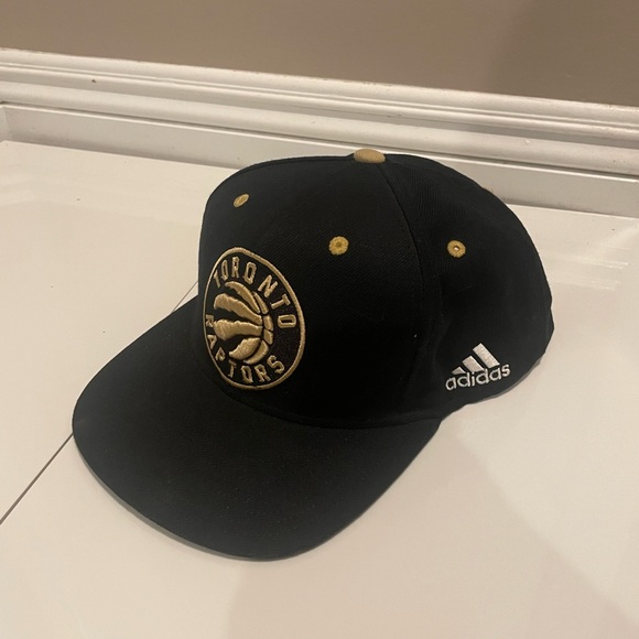 2/50 🎶 TORONTO RAPTORS gold adidas cap - Picture 1 of 5